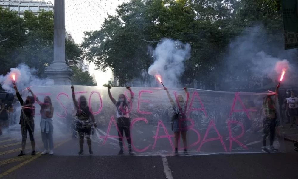 Ουρουγουάη: Διαδήλωση κατά της «κουλτούρας βιασμού» από χιλιάδες γυναίκες